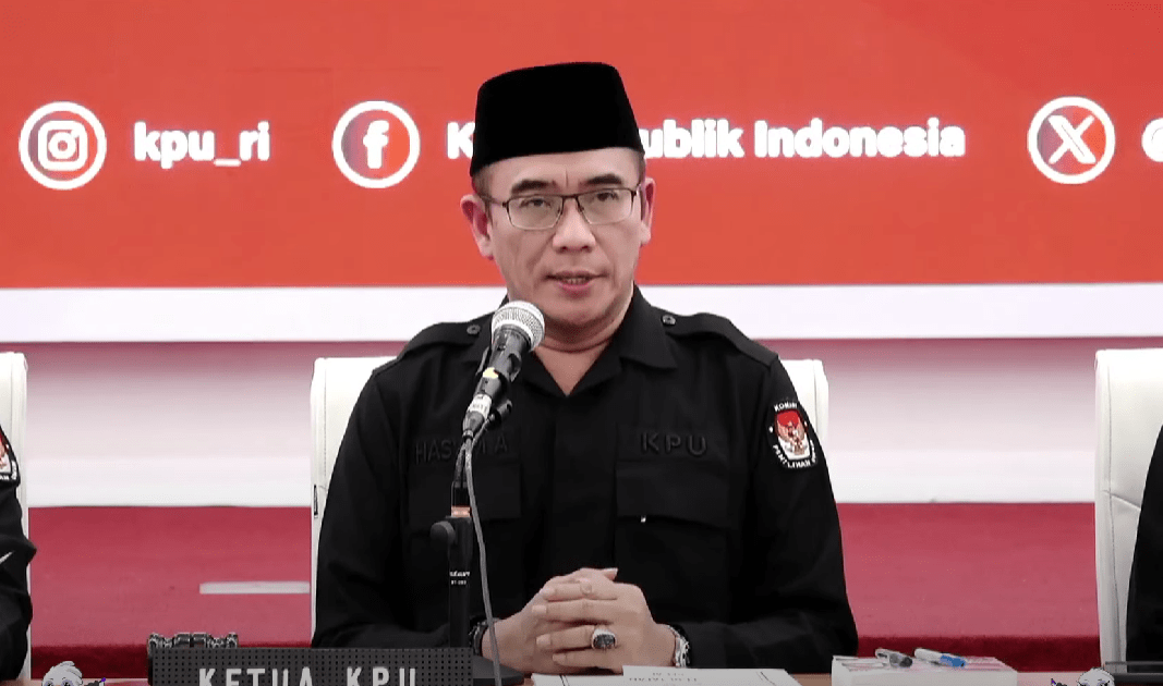 Ketua KPU RI, Hasyim Asy'ari saat Rapat Pleno Terbuka Penetapan Hasil Pemilihan Umum 2024 yang disiarkan langsung melalui kanal YouTube KPU. Foto: Yt KPU