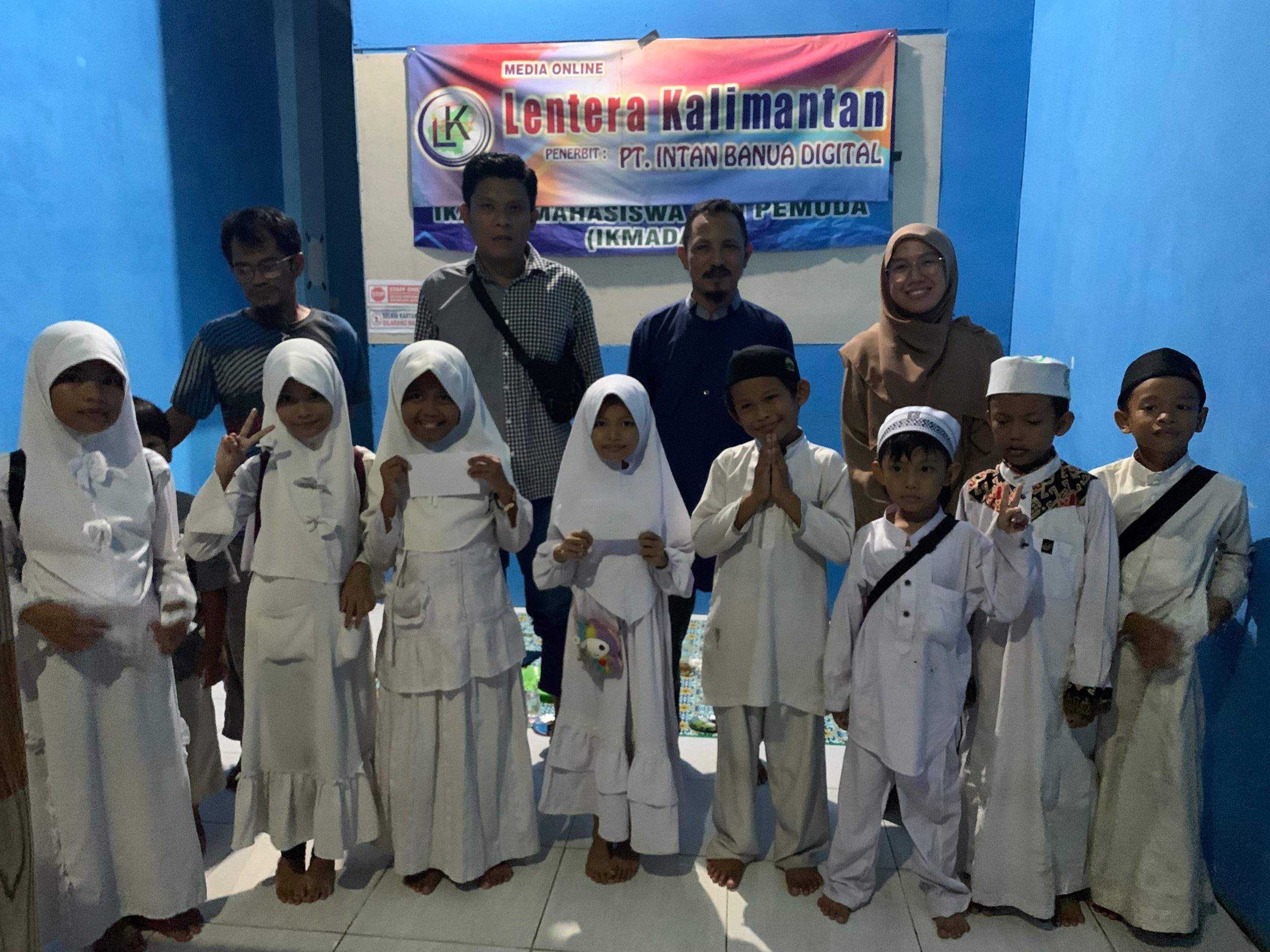 Dalam suasana bulan suci Ramadan, PT Intan Banua Digital penerbit media online lenterakalimantan.com menggelar buka puasa bersama karyawan-staf redaksi bersama anak yatim. Foto: Ikhsan/lenterakalimantan