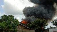 Peristiwa kebakaran yang terjadi di Komplek Maritam RT 01 Kelurahan Paringin Kota, api dengan cepat menghanguskan sedikitnya 12 buah bangunan rumah pada Sabtu (27/4/2024) pukul 13.50 wita. Foto: Warga