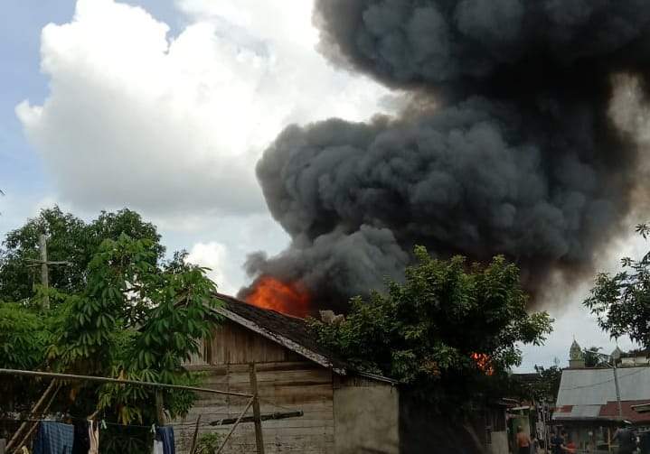 Peristiwa kebakaran yang terjadi di Komplek Maritam RT 01 Kelurahan Paringin Kota, api dengan cepat menghanguskan sedikitnya 12 buah bangunan rumah pada Sabtu (27/4/2024) pukul 13.50 wita. Foto: Warga