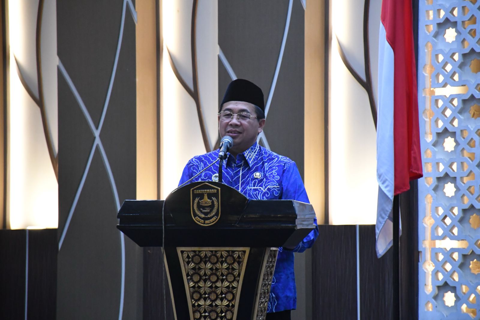 Walikota Banjarmasin, H Ibnu Sina melepas Kafilah MTQ Kota Banjarmasin yang akan tampil dalam MTQ Nasional ke-35 tingkat Provinsi Kalimantan Selatan, yang berlangsung di Aula Kayuh Baimbai, Senin (22/4/2024). Foto: Pemko Banjarmasin