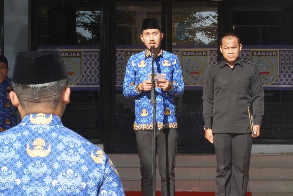 Bupati Banjar H Saidi Mansyur pimpin Apel Hari Kesadaran Nasional Tingkat Kabupaten Banjar sekaligus dirangkai dengan Halal Bihalal bersama ASN di halaman kantor Bupati Banjar Martapura, Rabu (17/4/2024). Foto: Pemkab Banjar