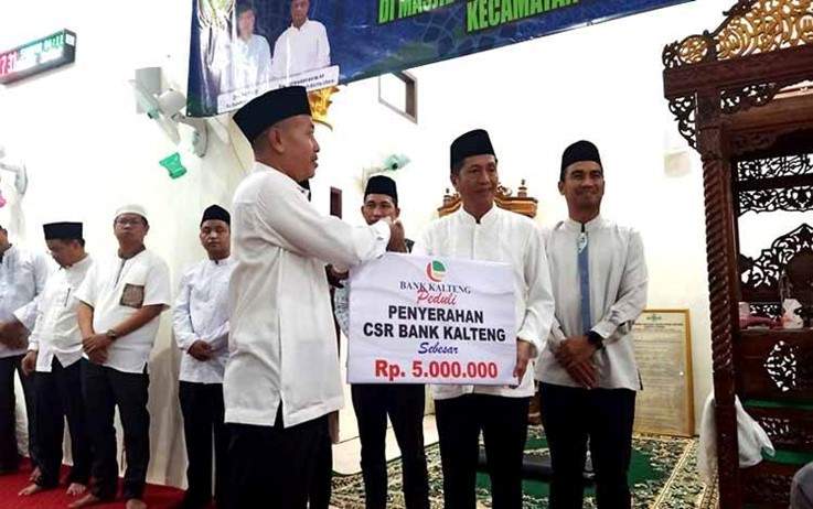 Pj Bupati Barito Utara, Drs. Muhlis serahkan CSR dari Bank Kalsel kepada pengurus masjid Jami Darul Taqwa Kelurahan Jingah pada acara safari
