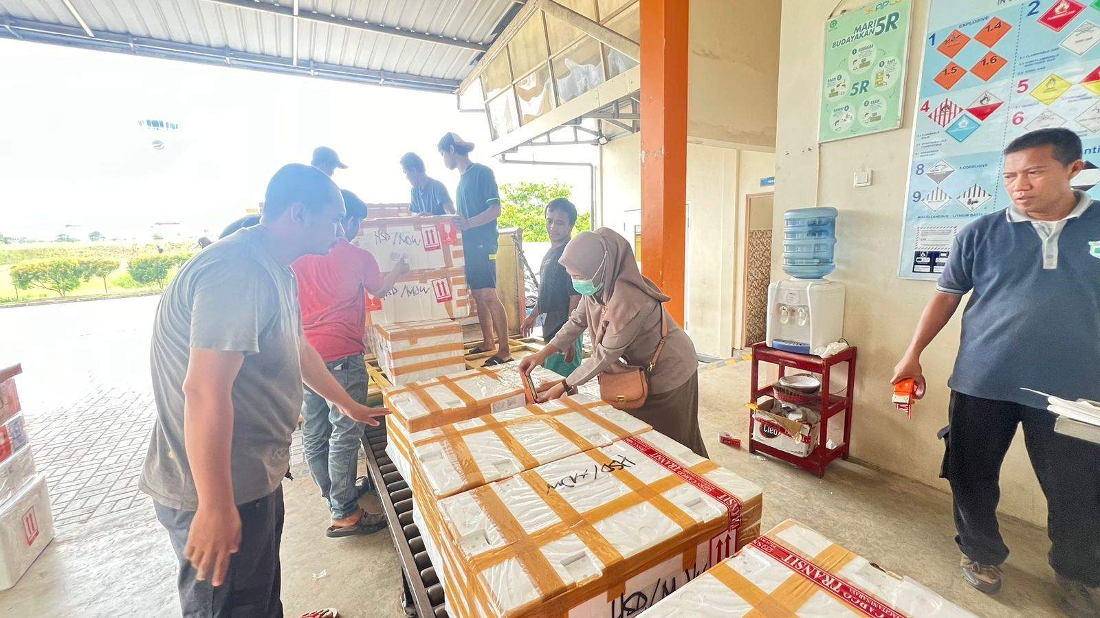 Balai Karantina Hewan, Ikan dan Tumbuhan Kalimantan Selatan (Karantina Kalsel) melakukan sertifikasi terhadap 27.900 ekor belut hidup yang akan dikirim ke Tiongkok. Foto: Balai Karantina Kalsel