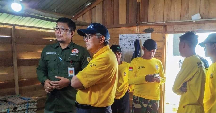 Kepala Dinas Pertanian HST, Budi Satrya Tanjung (kiri) saat mendampingi tim penilai melakukan kunjungan lapangan. Foto Dinas Pertanian HST