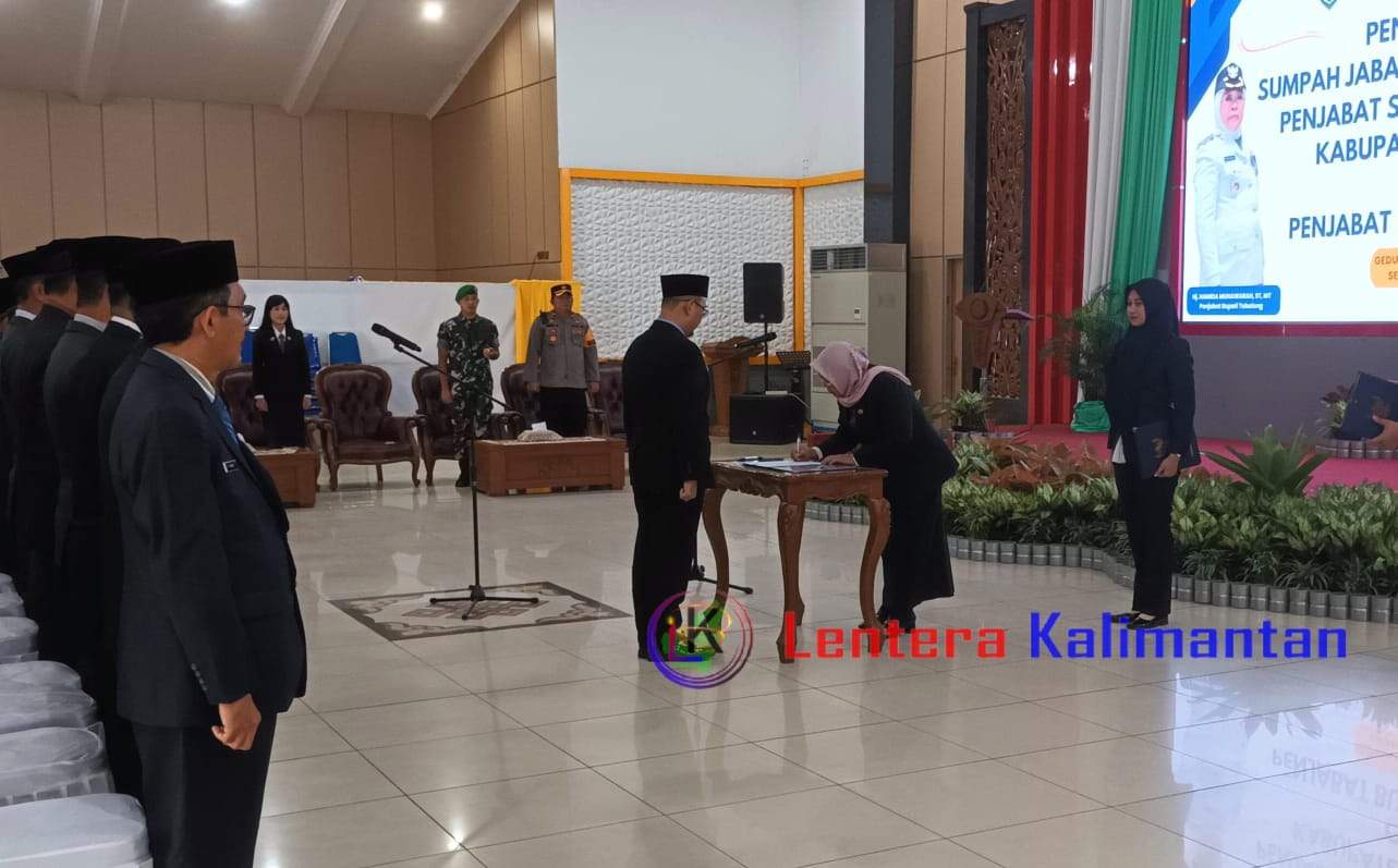 Penandatanganan berita acara pelantikan oleh Pj Bupati Tabalong, Hj Hamida Munawarah. Foto: Jamal/lenterakalimantan.com
