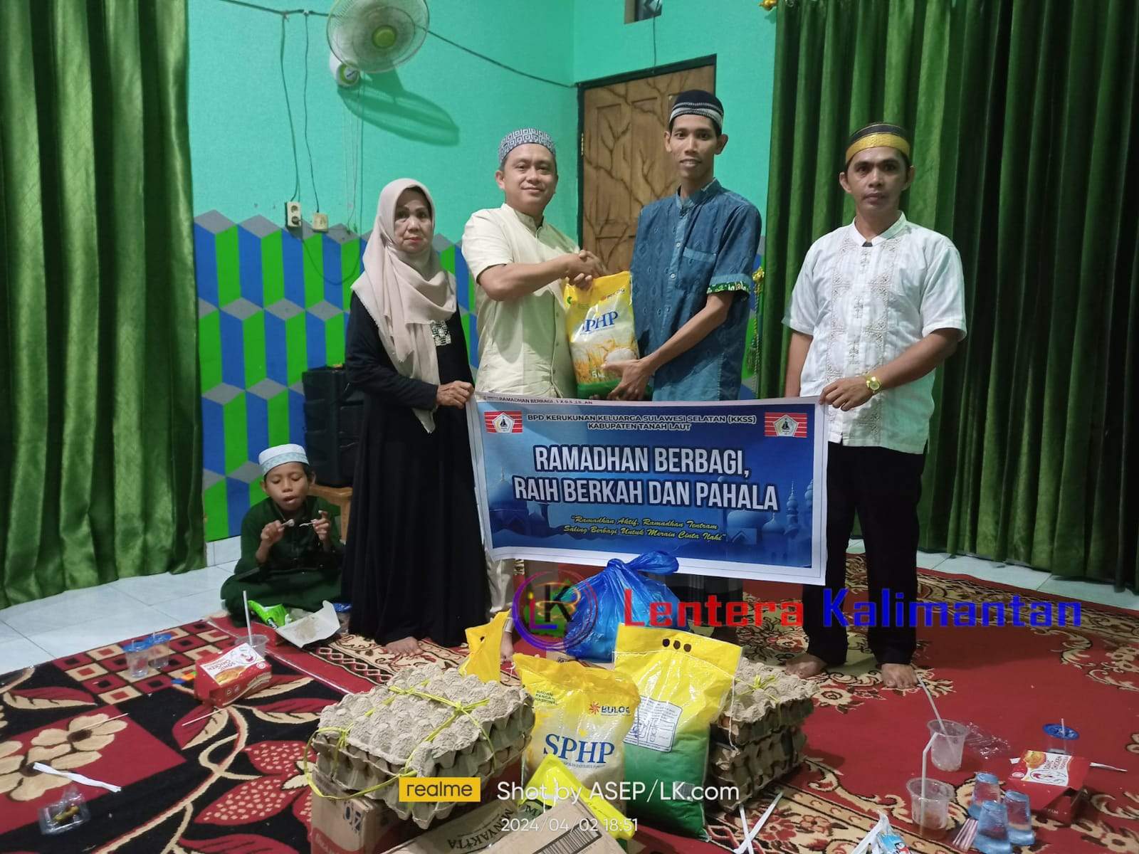 Kegiatan BPD KKSS Kabupaten Tanah Laut buka puasa bersama dan berbagi di Asrama Yatim dan Dhuafa Yayasan Pejuang Mulia Desa Atu-Atu, Kecamatan Pelaihari, Selasa (2/4/2024). Foto: Asep/lenterakalimantan.com