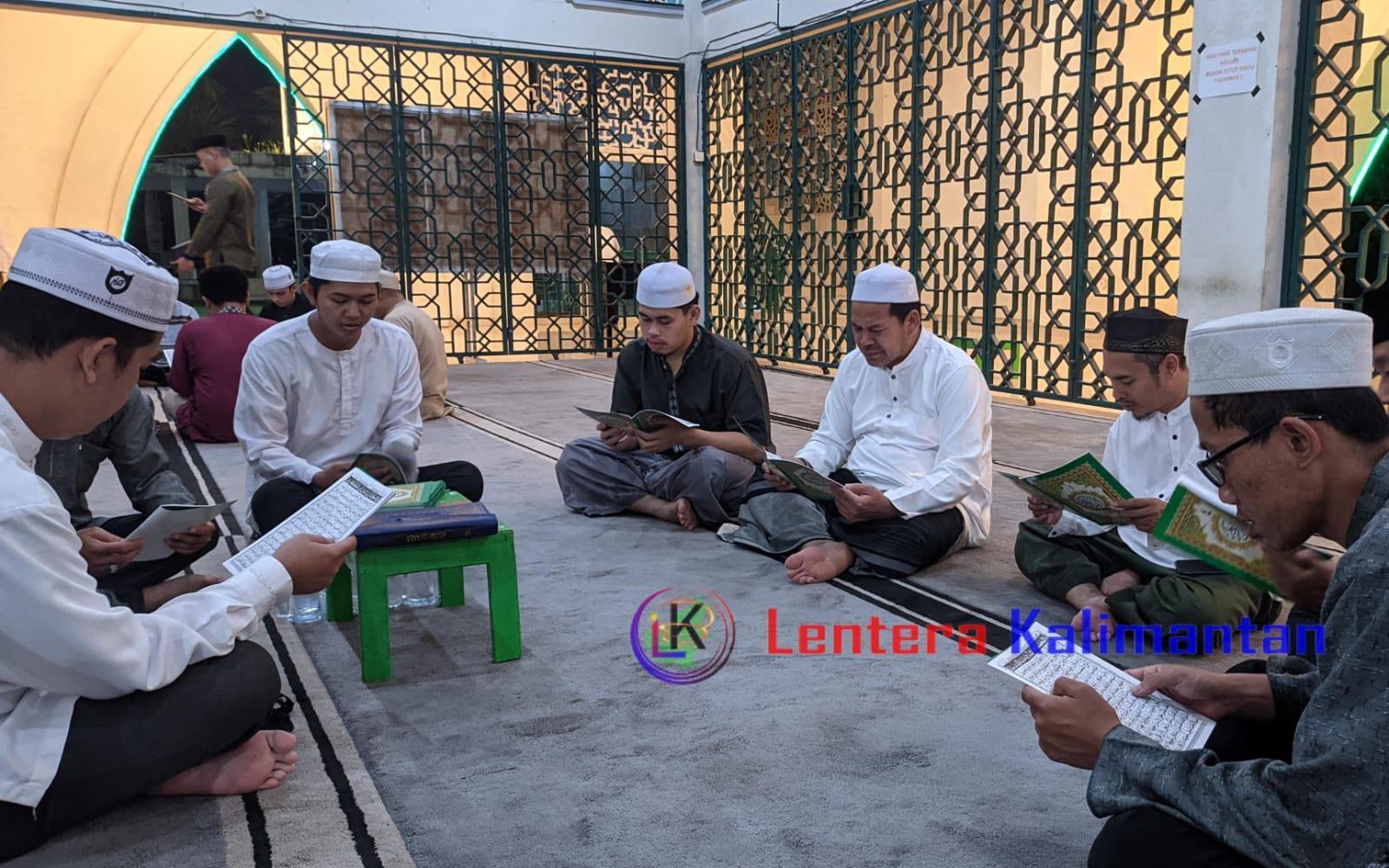 Potret salah satu OPD di lingkup Pemkab Tabalong tadarus Alquran. Foto: Jamal/lenterakalimantan.com