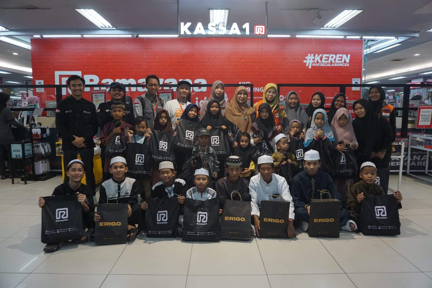 Rumah Zakat Kalimantan Selatan gelar program Baju Lebaran Anak Dhuafa yang berlangsung di salah satu pusat perbelanjaan di Banjarmasin, Selasa (2/4/2024)