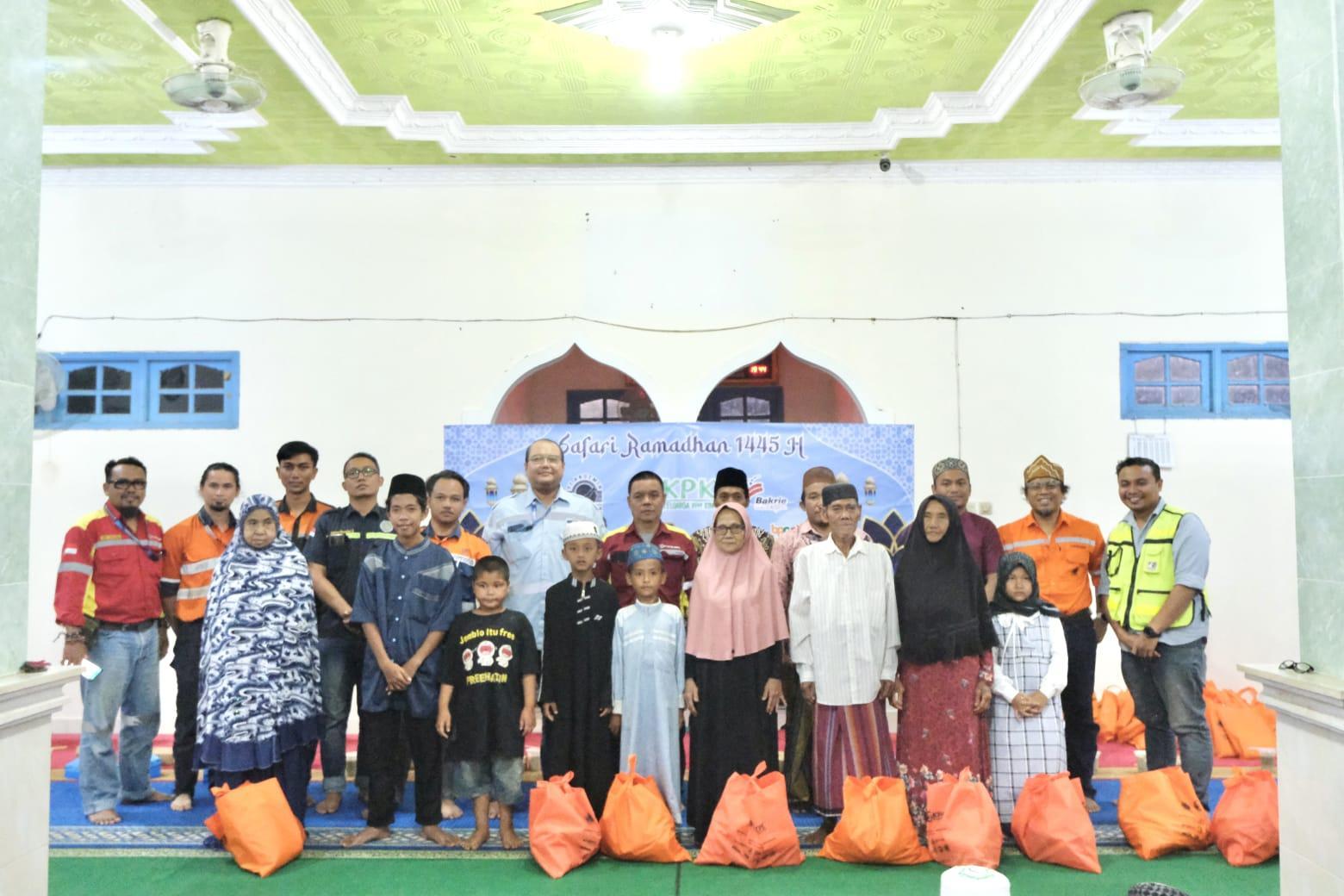 Kegiatan PT Arutmin Indonesia Tambang Kintap membagikan paket sembako untuk anak yatim dan lansia di 8 desa lingkar tambang. Foto: dok. PT Arutmin Tambang Kintap