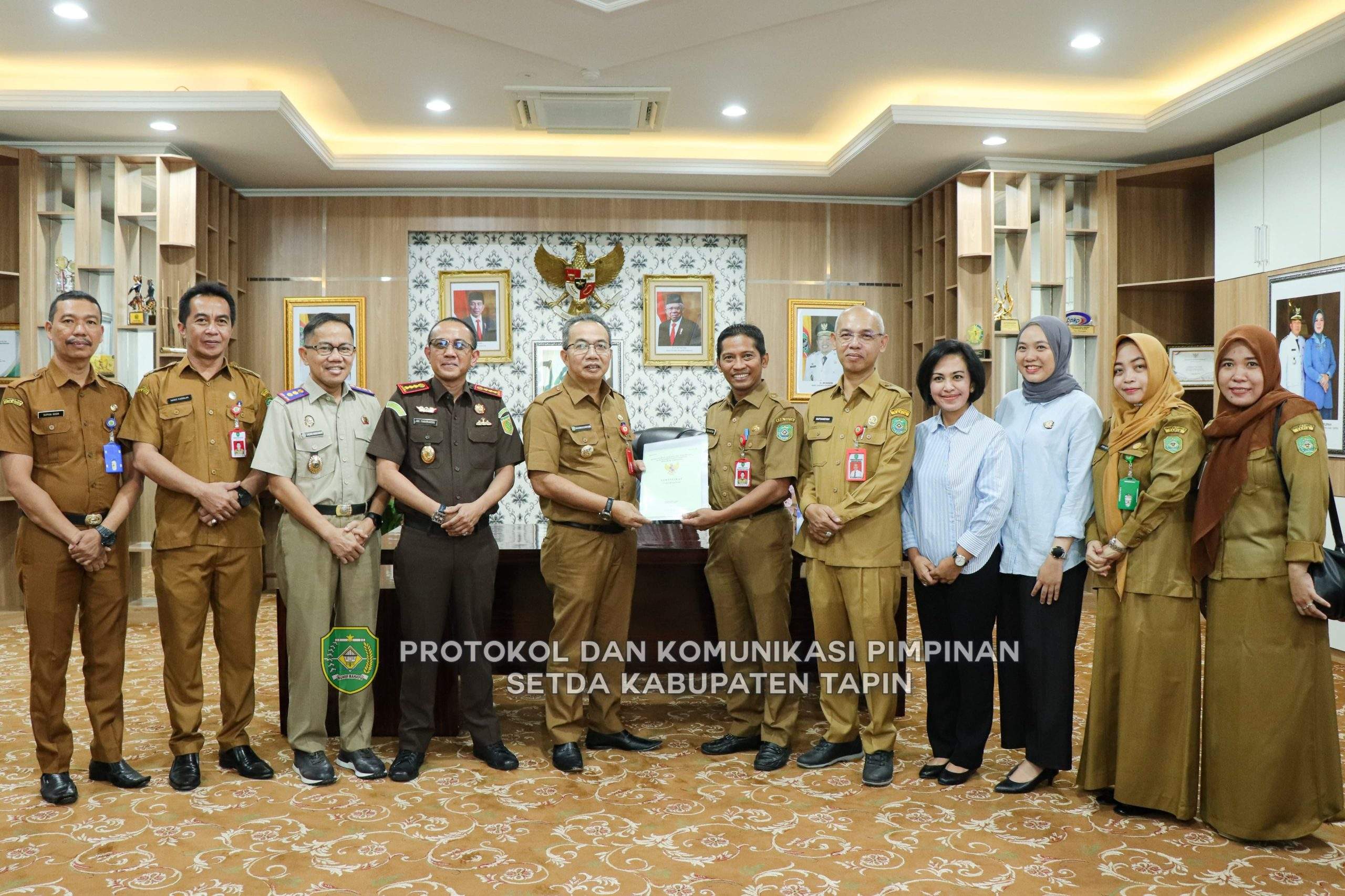 Pemerintah Kabupaten Tapin menggelar acara penyerahan pengelolaan aset sertifikat Dinas Pemuda dan Olahraga kepada Kejaksaan Negeri Tapin. Acara tersebut berlangsung di ruang kerja Bupati Tapin, pada Selasa (02/04/2024).