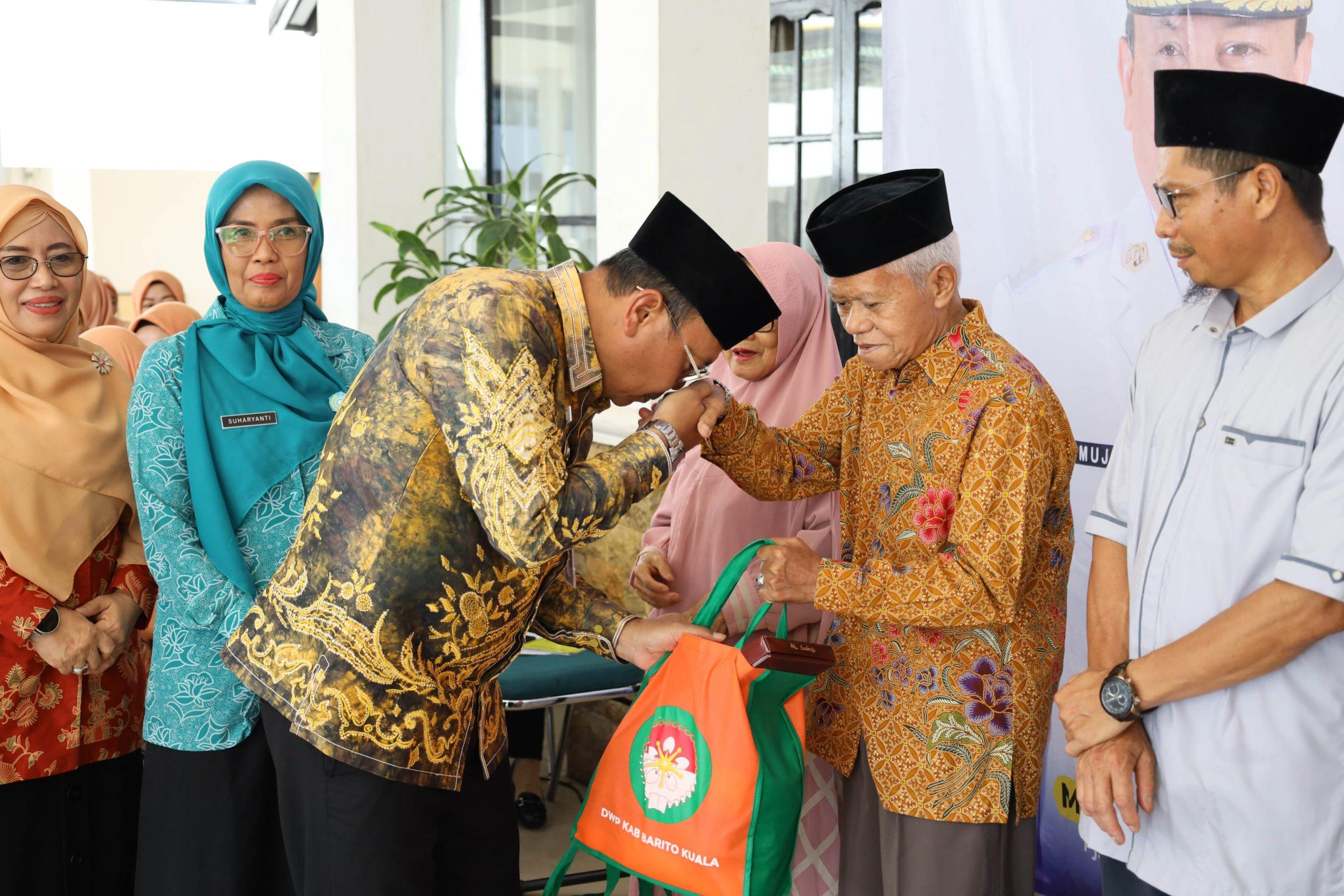 Pj. Bupati Barito Kuala Mujiyat, S.Sn., M.Pd bagian paket sembako ramadhan 1445 Hijriah, Kamis (4/4/2024)