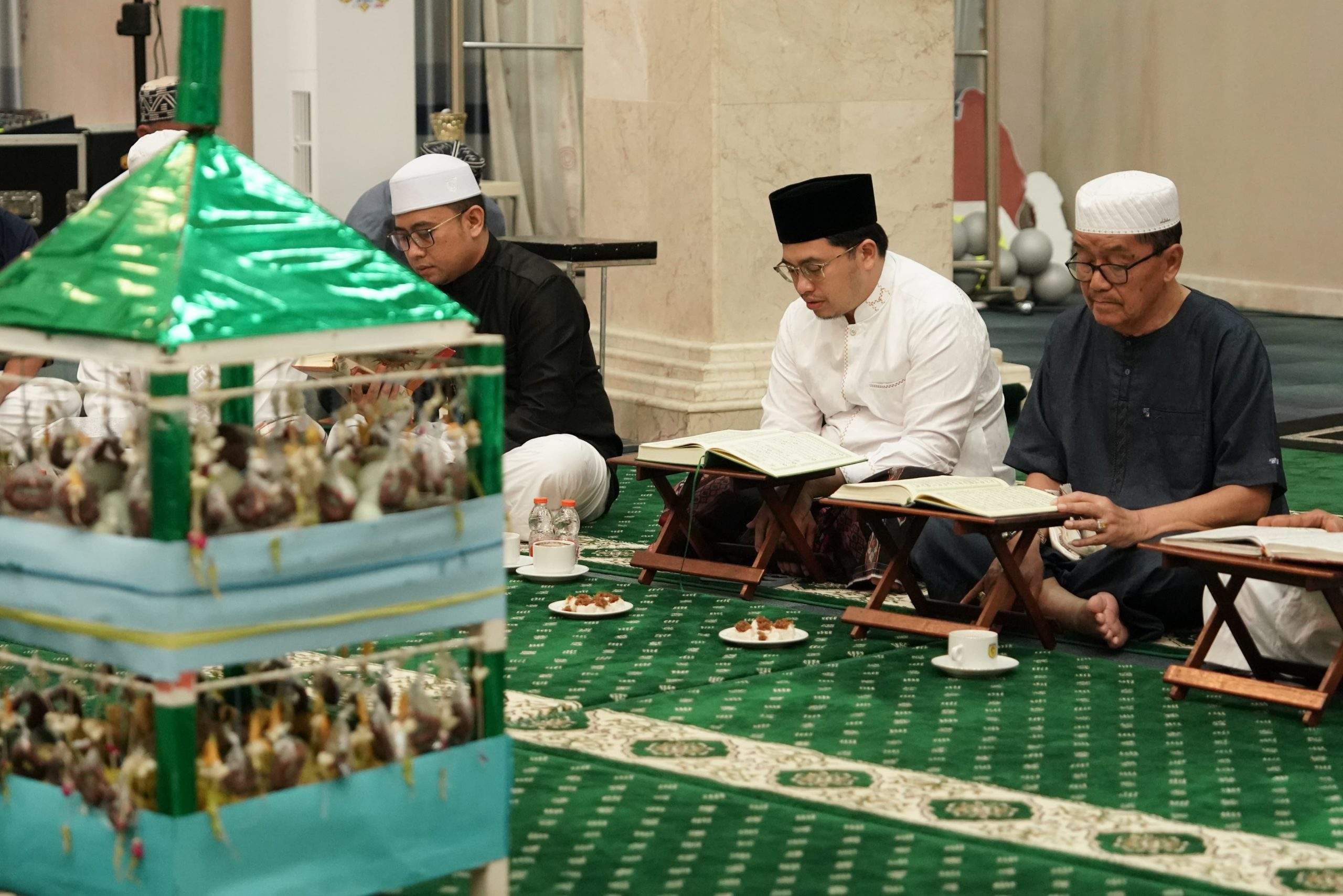 Bupati HST H Aulia Oktafiandi saat melaksanakan Khataman Al-Qur'an. Foto: Humas Bupati HST