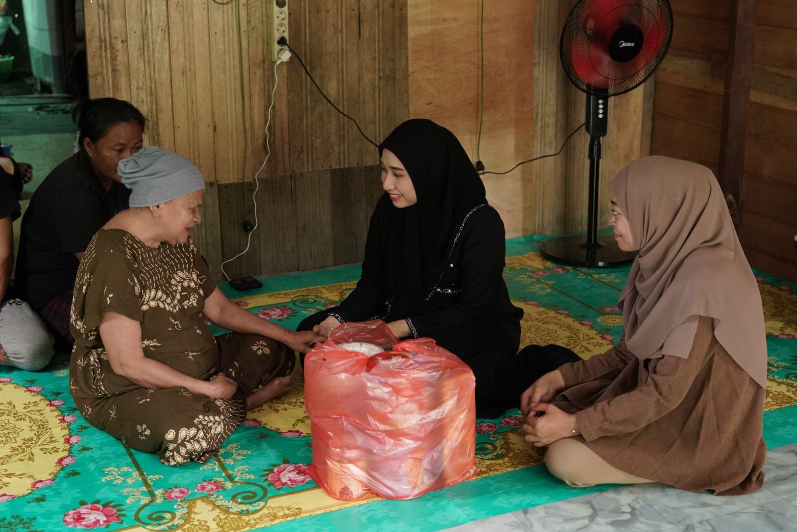 Ketua Dekranasda HST Cheri Bayuni Budjang Aulia Oktafiandi saat mengunjungi rumah Nenek Busu Irul dan memberikan sejumlah bantuan. Foto: Diskominfo HST