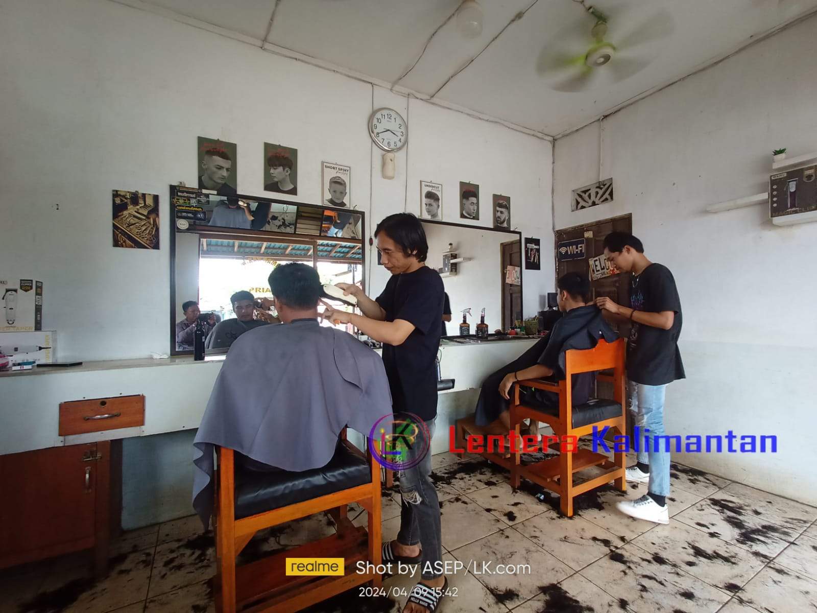 Jasa tukang cukur di Pelaihari, Tanah Laut. Foto: dok. Asep/lenterakalimantan.com