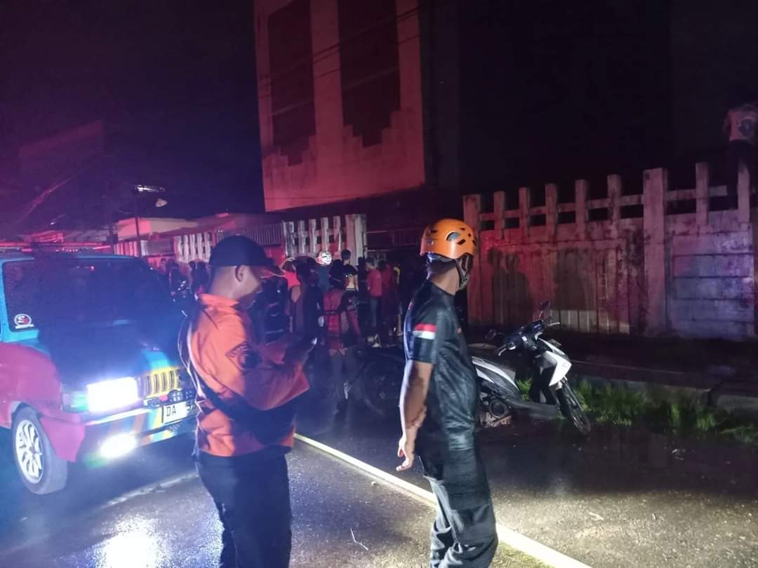 Anggota BPBD Kota Banjarmasin sedang melakukan pendataan di lokasi jaya 65 Jalan Pramuka. Selasa (9/4/2024). Foto: Humas BPBD Kota Banjarmasin