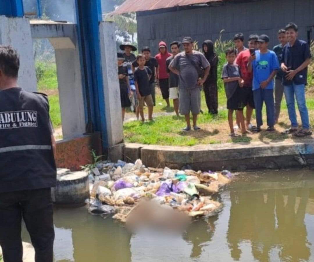 Warga Desa Sungai Batang Rt. 4 digegerkan dengan adanya penemuan mayat ditumpukan sampah. Sabtu (13/4/2024). Foto: Kiriman warga.
