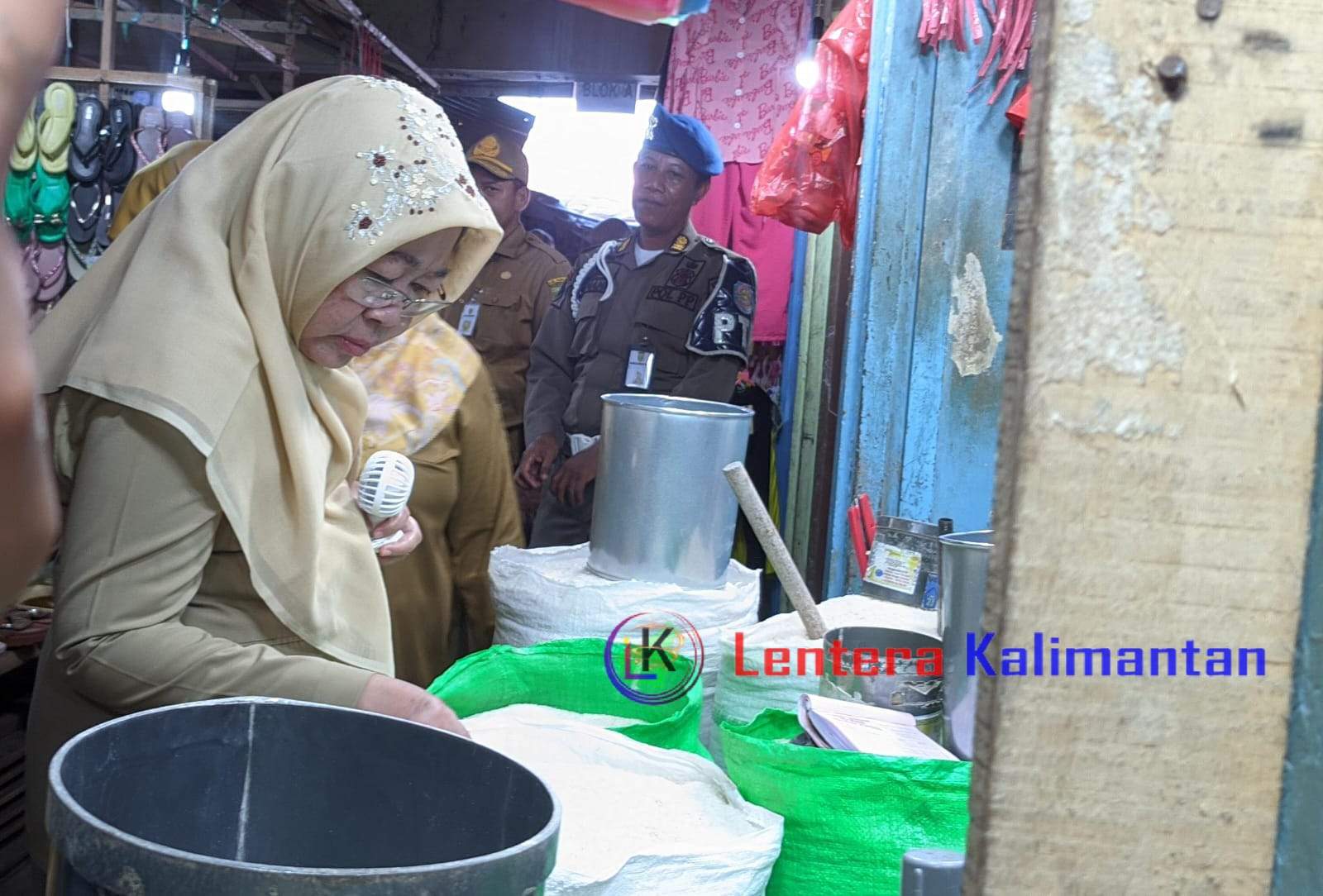 Pj Bupati Tabalong, Hj Hamida Munawarah meninjau pedagang beras di Pasar Tanjung. Foto: Jamal/lenterakalimantan.com