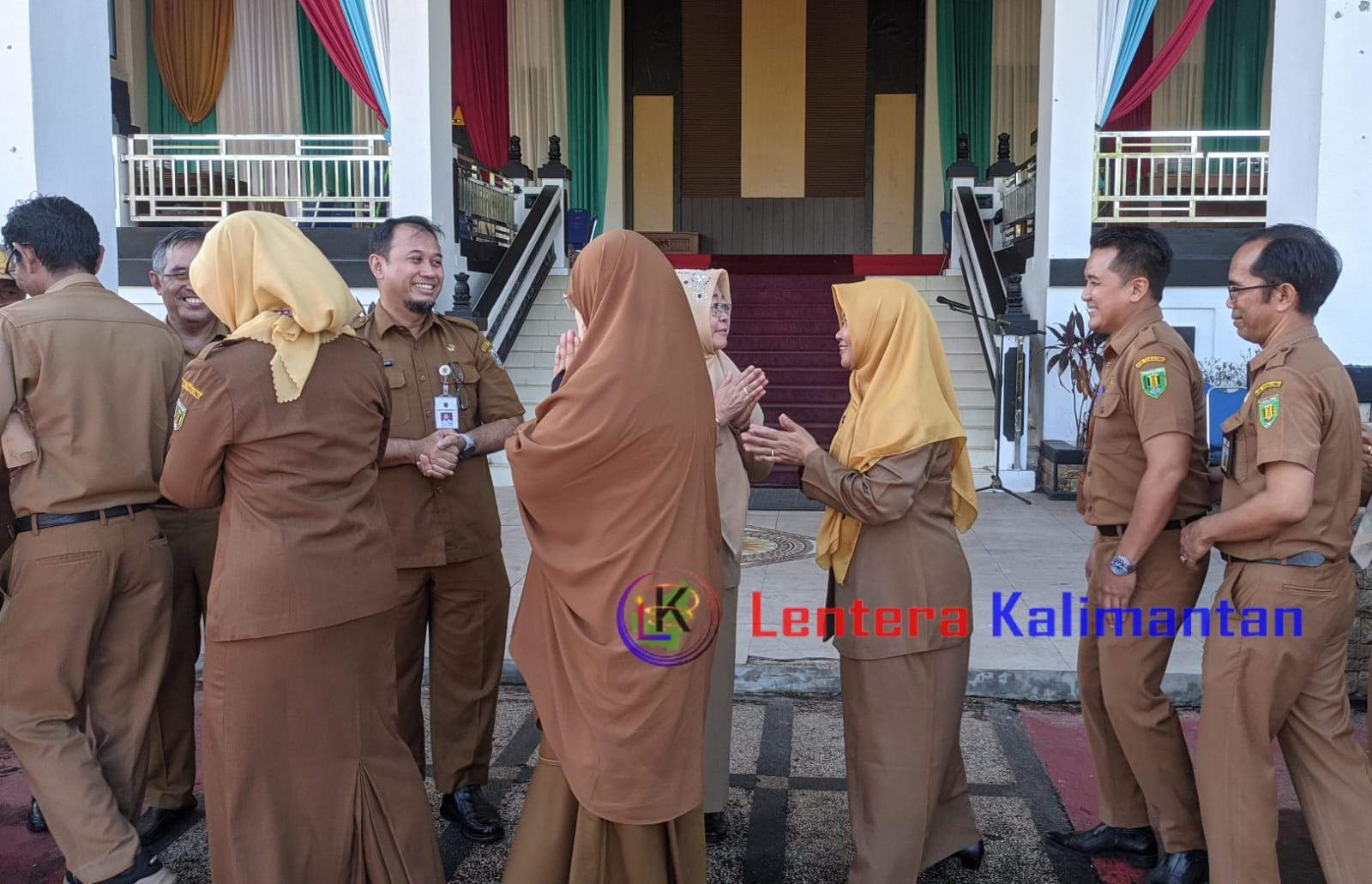 Jajaran ASN di Tabalong saling berjabat tangan. Foto: Jamal/lenterakalimantan.com
