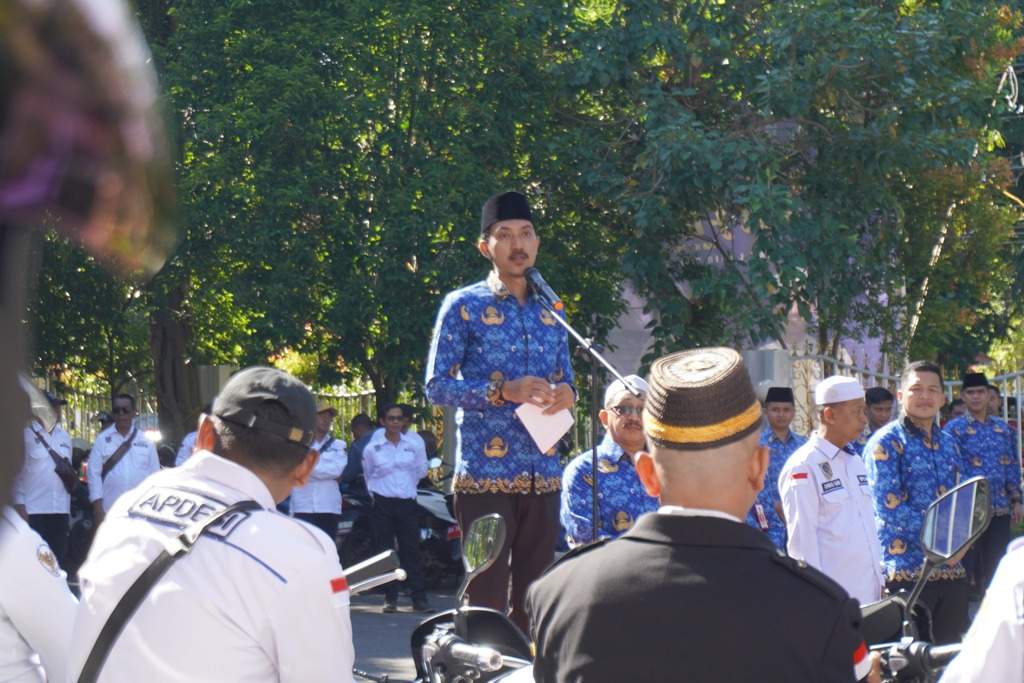 Bupati Banjar H Saidi Mansyur memimpin Apel Hari Kesadaran Nasional Tingkat Kabupaten Banjar sekaligus dirangkai dengan Halal Bihalal bersama ASN di halaman kantor Bupati Banjar Martapura, Rabu (17/4/2024) pagi. Foto: Pemkab Banjar