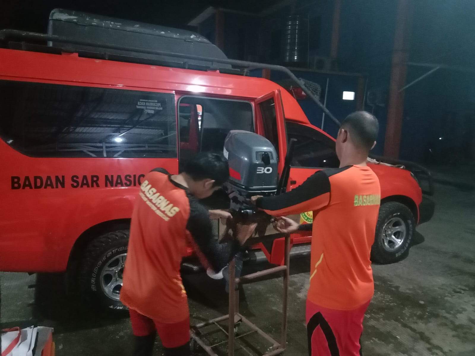 Tim Unit Siaga SAR Tabalong sedang mempersiapkan mesin perahu guna mempermudah proses pencarian. Foto: Basarnas Banjarmasin