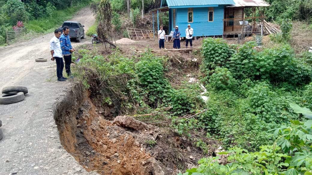 Kondisi jalan yang mengalami longsor di Desa Batu Ampar, Kecamatan Piani, pada Rabu (17/4/2024).
