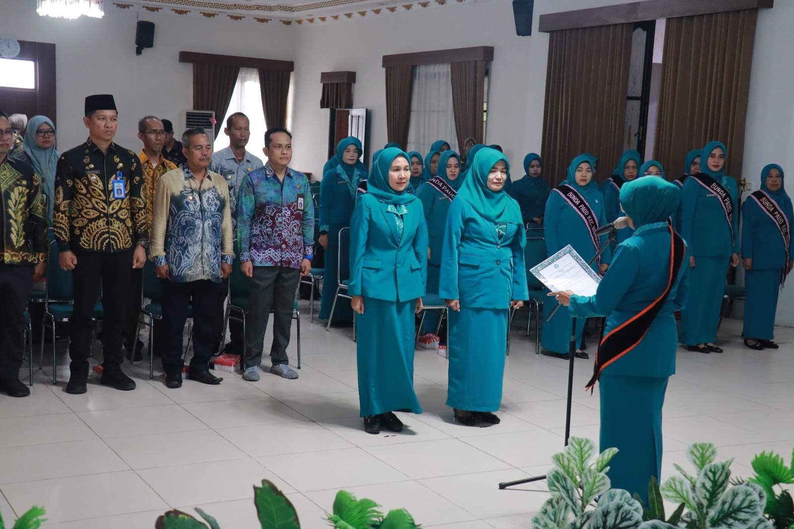 Suharyanti Mujiiyat melantik Ketua TP PKK Kec. Rantau Badauh Ny. Rita Kartini Dodie Wahyu Prabowo dan Ketua TP PKK Kec. Mandastana Ny. Nurul Fauziah Fitriadi pada, Kamis (18/3/2024) di aula Selidah Marabahan. Kamis (18/4/2024).