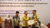Pj Bupati Tanah Laut H Syamsir Rahman menerima penghargaan Kampung Keluarga Berkualitas oleh Berencana Nasional (BKKBN) Republik Indonesia (RI). Foto: dok. Diskominfo Tala