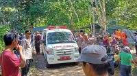 Korban dilarikan ke RSUD HBK menggunakan mobil ambulans setempat. Foto: Humas Polres Tabalong