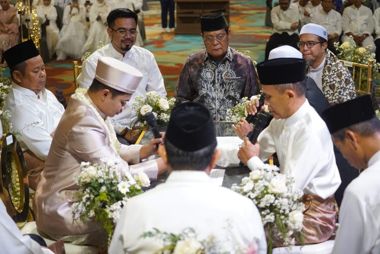 Gubernur Kalsel H Sahbirin Noor menjadi saksi dalam pernikahan Doni Saputra (Putera H Johansyah dan Hj. Misnawati) dengan Fitria Azzahra Rezeqi (Puteri dari H. Taufik Hidayat dan Hj. Sri Erliani yang berlangsung di Hotel Fugo Banjarmasin. Jumat (19/4/2024).