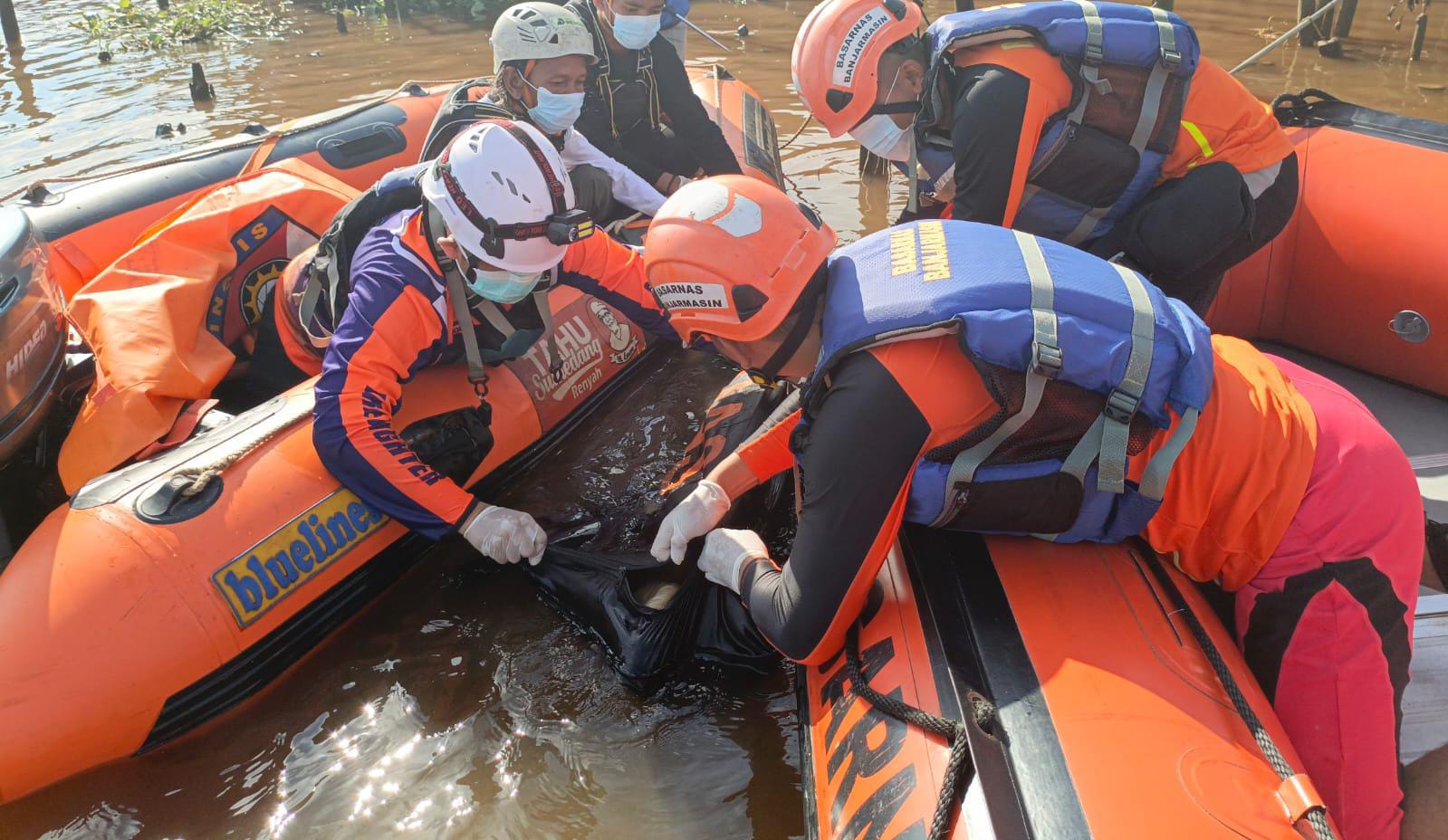 Tim SAR Gabungan sedang melakukan evakuasi terhadap korban Muhammad Fikri Khairil. Foto: Basarnas Banjarmasin