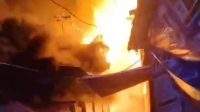 Api berkobar di kawasan padat penduduk Jalan Veteran, Gang Kenari. Selasa (23/4/2024)