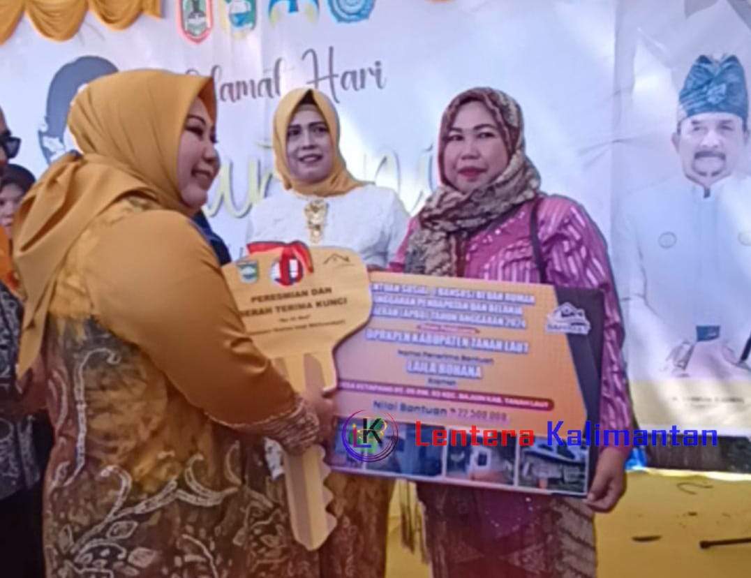 Acil Odah menyerahkan penghargaan kepada wanita pejuang keluarga. Selasa (23/4/2024). Foto: Asep/lenterakalimantan.com
