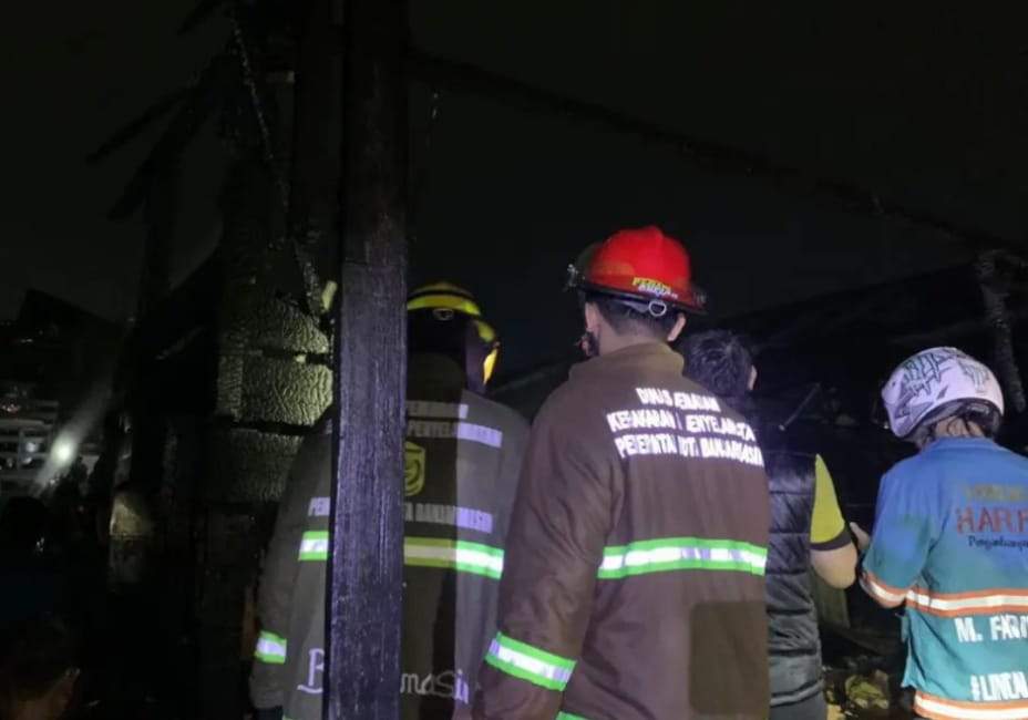 Regu 1 Dinas Pemadam Kebakaran dan Penyelamatan (DPKP) Kota Banjarmasin saat melakukan pendataan pada kejadian kebakaran di Jalan Veteran, Gang Kenari, Kelurahan Melayu, Kecamatan Banjarmasin Tengah. Selasa (23/4/2024). Foto: Kasi Humas Damkar Kota Banjarmasin
