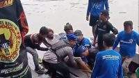 Rekanan Water Rescue dibantu pihak Polairud sedang melakukan evakuasi korban tenggelam di Sungai Martapura. Senin (29/4/2024). Foto: Zainal Abdi