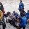 Rekanan Water Rescue dibantu pihak Polairud sedang melakukan evakuasi korban tenggelam di Sungai Martapura. Senin (29/4/2024). Foto: Zainal Abdi