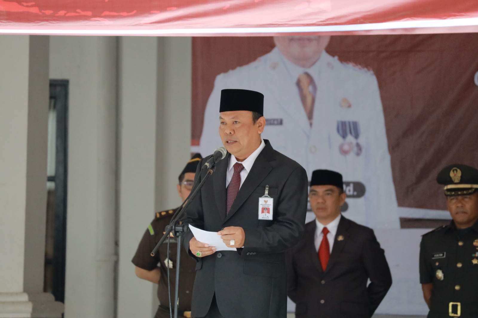 Pj Bupati Batola Mujiyat saat memberikan sambutan pada upacara peringatan hari Otonomi Daerah ke- XXVII tahun 2024 dengan tema “Otonomi Daerah Berkelanjutan Menuju Ekonomi Hijau dan Lingkungan yang Sehat”, HUT Damkar ke-105, Satlinmas ke-62, serta Satpol PP ke- 74 di halaman kantor Pemerintah Daerah, Senin (29/05/2024).