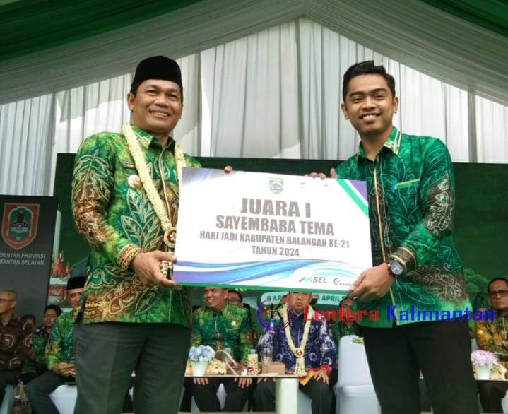 Bupati Balangan Abdul Hadi saat memberikan penghargaan untuk Juara Pertama Sayembara Tema Hari Jadi Kabupaten Balangan yang Ke-21 di Halaman kantor pemkab setempat, Senin (29/4/2024). Foto: Windi/lenterakalimantan.com