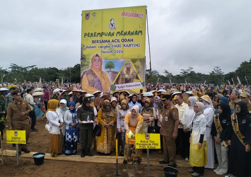 Maknai Peringatan Hari Kartini, Acil Odah dan Paman Birin Melakukan Penanaman Pohon. Foto: MN for LK