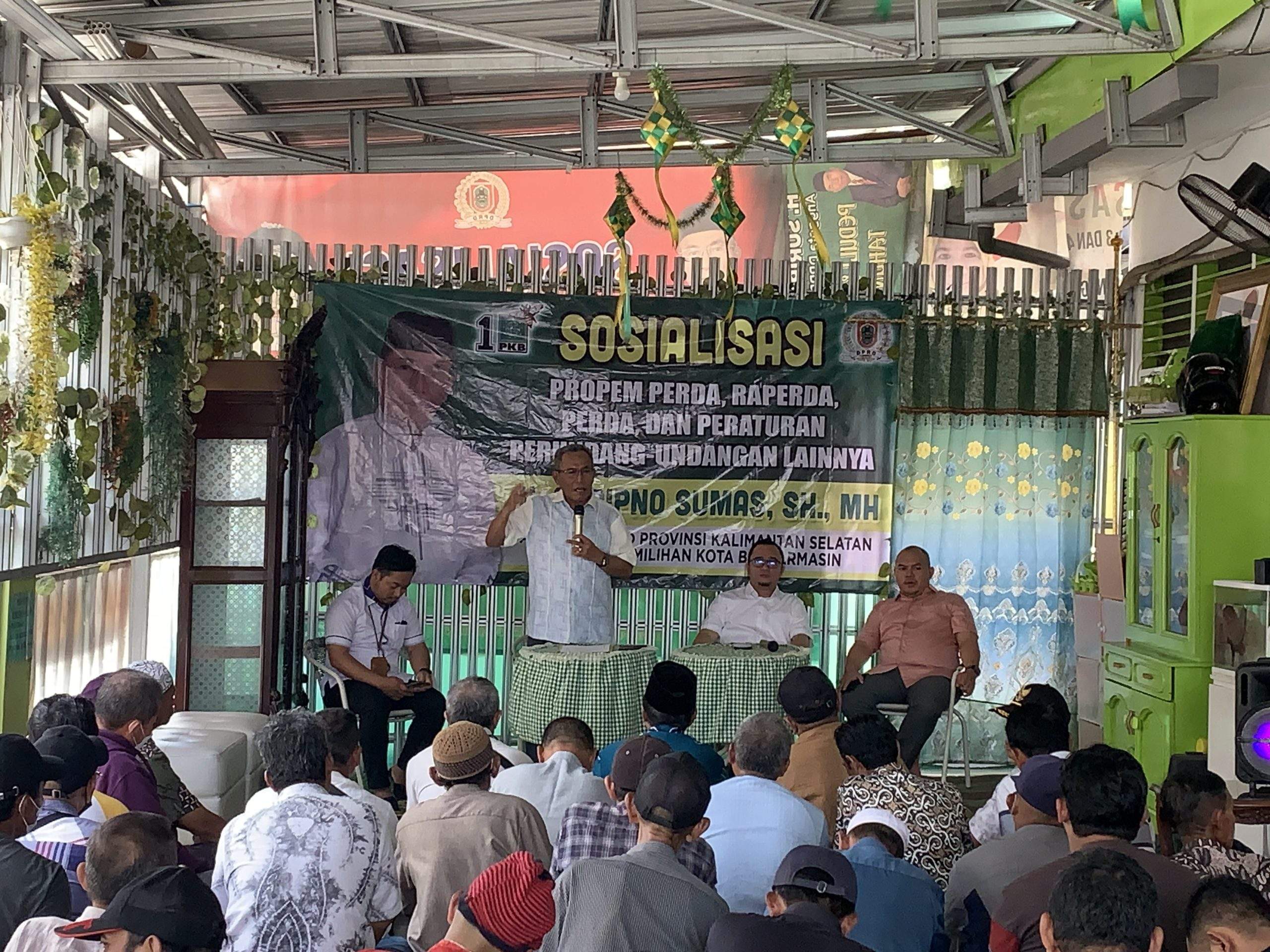 Anggota DPRD Kalsel, Suripno Sumas saat melaksanakan sosialisasi terkait perundang-undangan. Foto: Ikhsan/lenterakalimantan.com