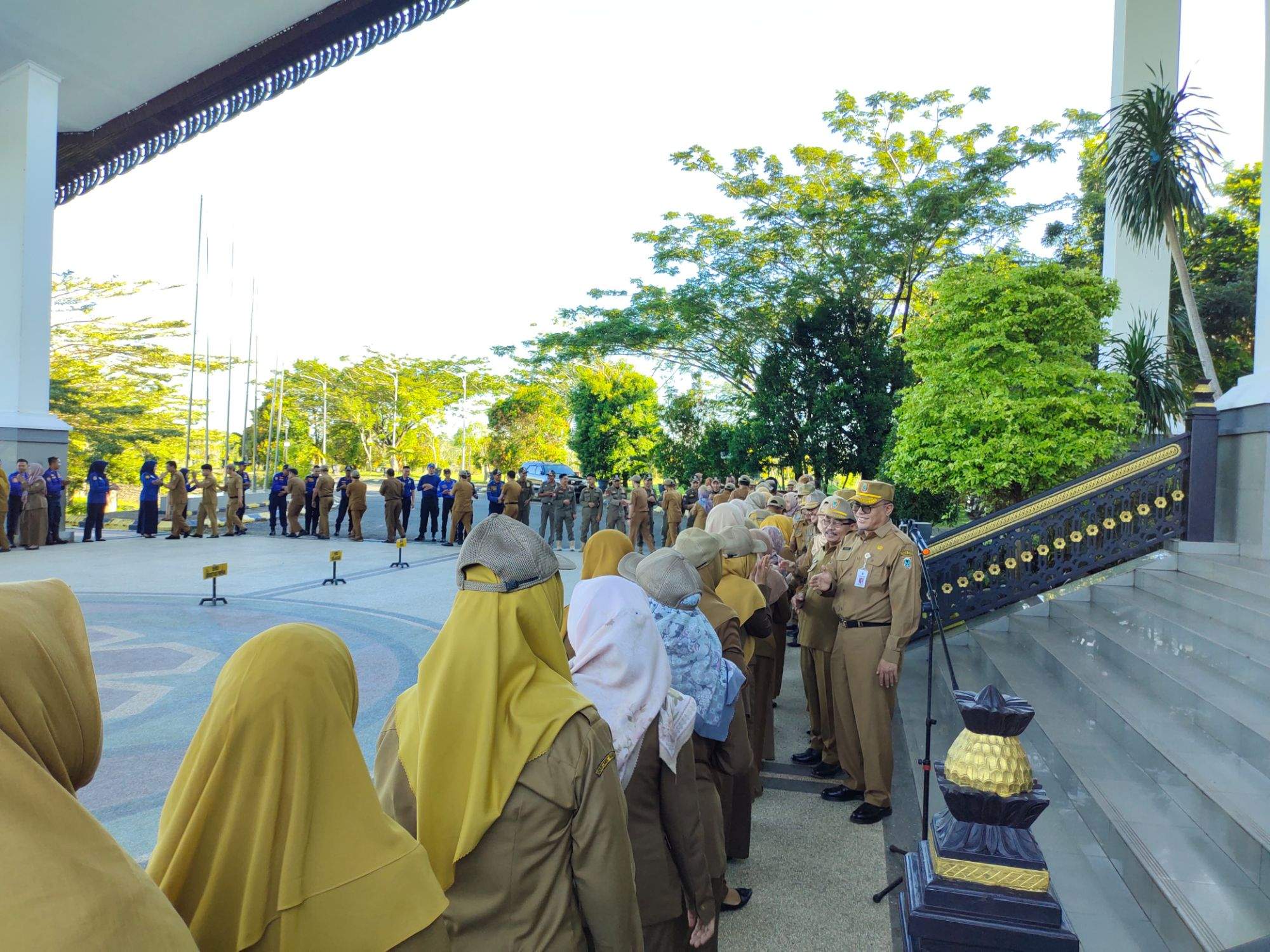 Usai melaksanakan apel pagi Pemprov Kalsel dan seluruh karyawan lingkup Sekdaprov Kalsel gelar halalbihalal dengan saling berjabat tangan.