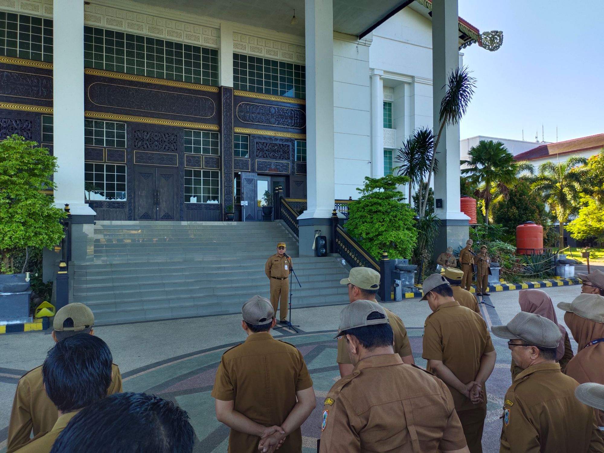 Gubernur Kalsel H. Sahbirin Noor melalui Asisten Pemerintahan dan Kesejahteraan Rakyat, Ir. H. Nurul Fajat Desira, CES pimpin apel pagi yang bertempat di halaman kantor Sekdaprov Kalsel, Banjarbaru, senin (16/04) pagi.