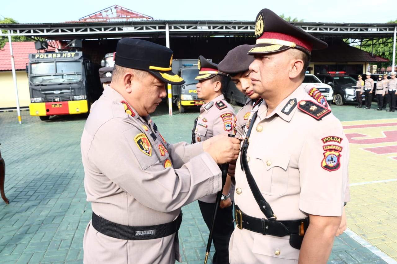Kapolres HST AKBP Jimmy Kurniawan saat memimpin prosesi serah terima jabatan Wakapolres HST. Foto: Husaini/Polres HST
