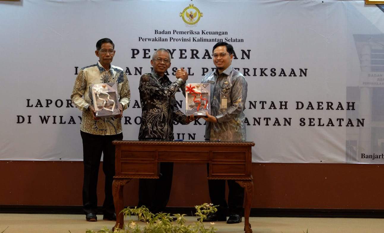 Bupati HST H Aulia Oktafiandi saat menerima predikat opini WTP dari BPK RI untuk yang ketiga kalinya. Foto: Humas Bupati HST