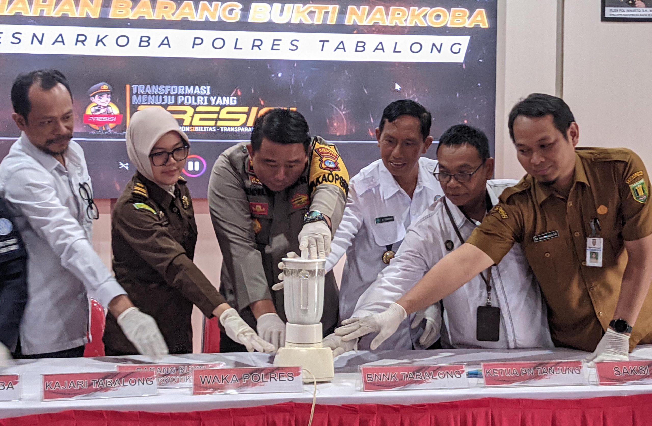 Wakapolres Tabalong, Kompol Hendra Sumala Sartio bersama tamu undangan memusnahkan BB sabu dengan cara diblender. Foto: JM/lenterakalimantan.com