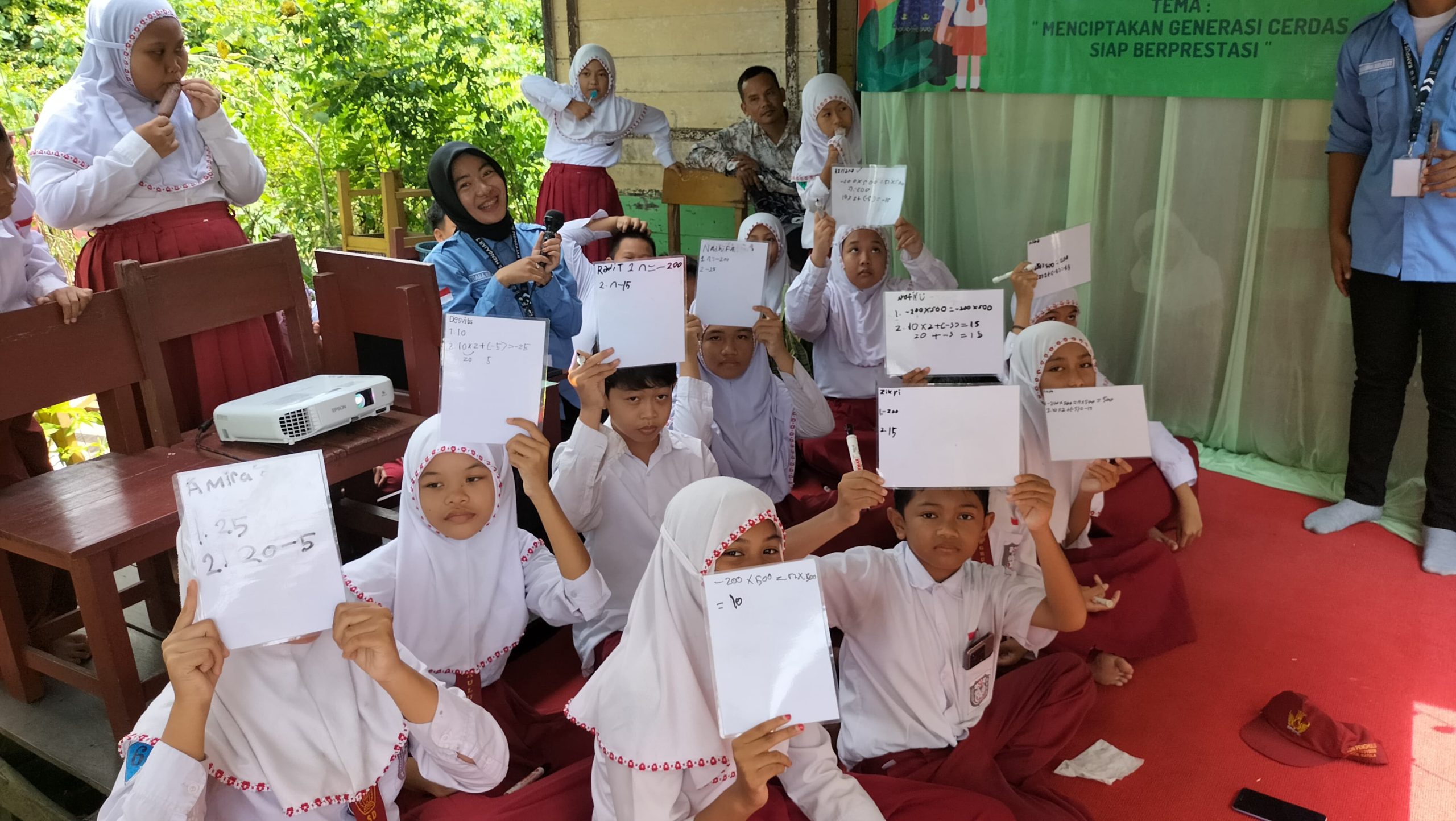 Para mahasiswa saat menggelar lomba di SDN Penghulu Marabahan pada momen Hari Pendidikan Nasional. Foto: Tiara for LK