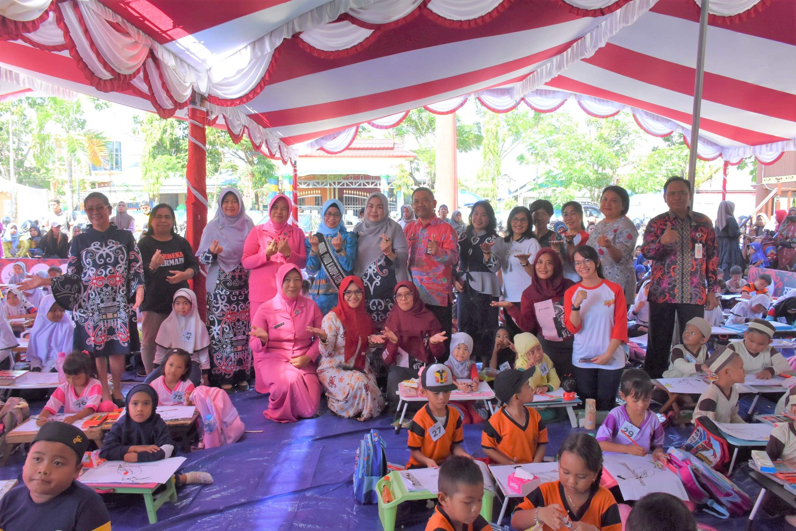 Pj Ketua TP PKK yang juga Bunda PAUD Kabupaten Kapuas Ny. Agustina Erlin Hardi berfoto bersama usai menyaksikan Lomba Mendongeng Anak, bertempat di Lapangan Bukit Ngalangkang Kapuas, Jumat (26/4/2024). Foto: Pemkab Kapuas