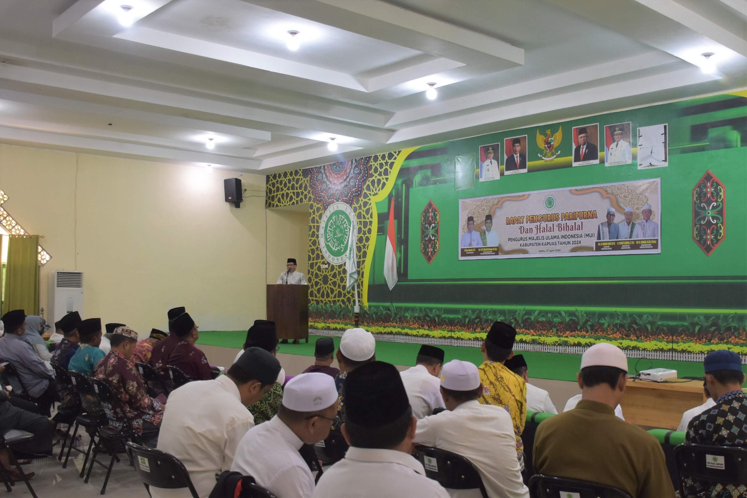 Pj Bupati Kapuas Erlin Hardi saat menyampaikan sambutan sekaligus membuka kegiatan Rapat Pengurus Paripurna dan Halal Bihalal MUI Kabupaten Kapuas bertempat di Aula Sekretariat MUI Kabupaten Kapuas, Sabtu (27/4/2024). Foto: Pemkab Kapuas