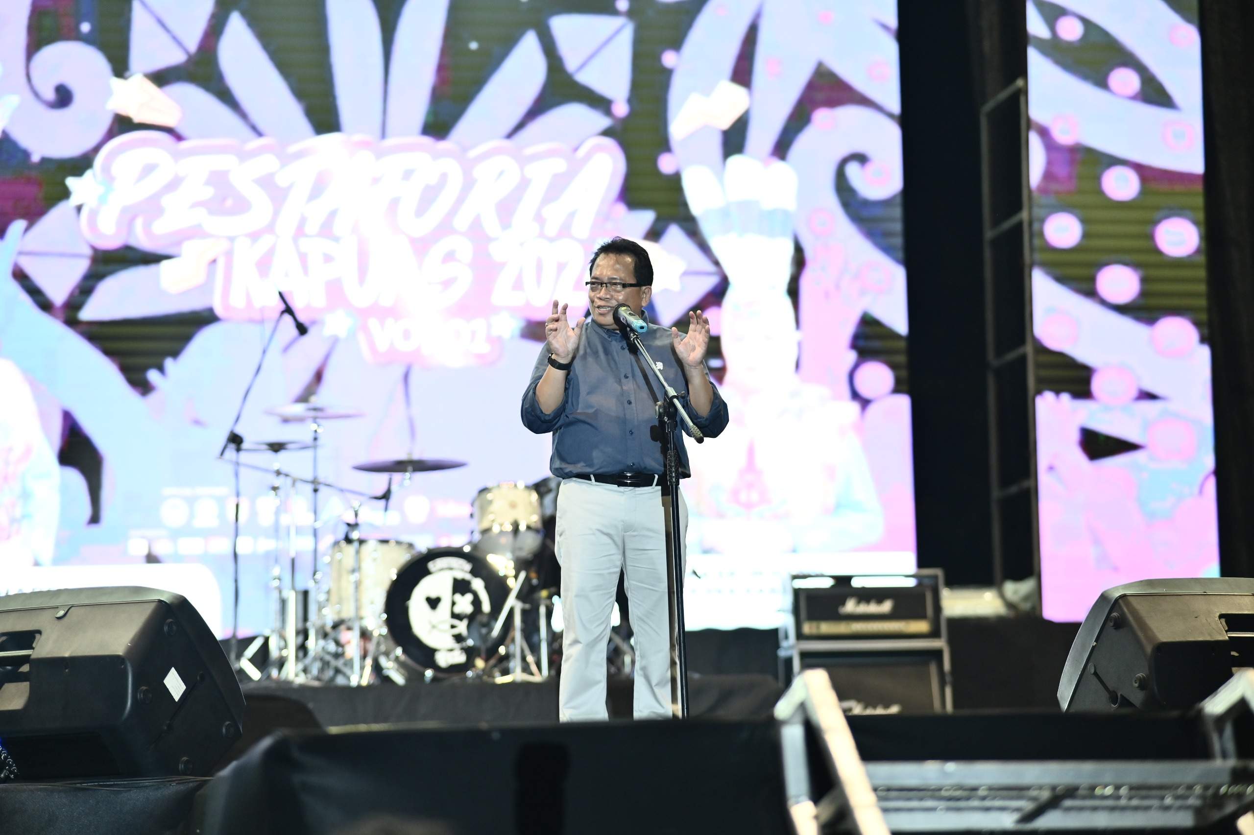 Pj Bupati Kapuas, Erlin Hardi menyampaikan sambutan pada Rangkaian Hari Jadi ke-218 Kota Kuala Kapuas dan HUT ke-73 Pemkab Kapuas mencapai puncaknya dengan mengadakan Acara Pestaforia berlangsung sangat meriah pada Sabtu malam, (27/4/2024). Foto: Pemkab Kapuas