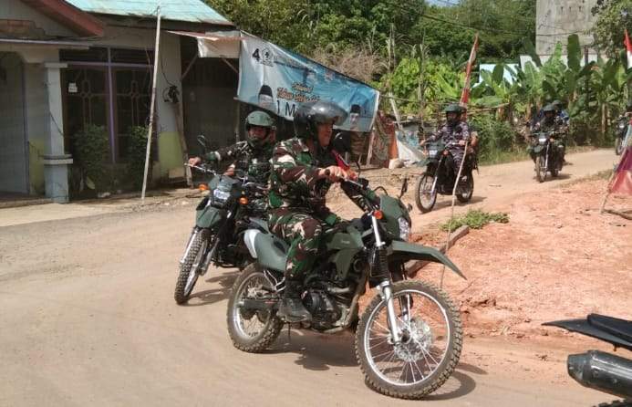 Dandim 1001/HSU-Balangan Letkol Kav Gunantyo Ady Wiryawan bersama Kasrem 101 Antasari Kolonel Inf Hari, menggunakan motor trail pada kegiatan TMMD di Desa Sungai Karias Kecamatan Amuntai Tengah Kabupaten HSU, Rabu (8/5/2024). Foto: Windi/lenterakalimantan.com